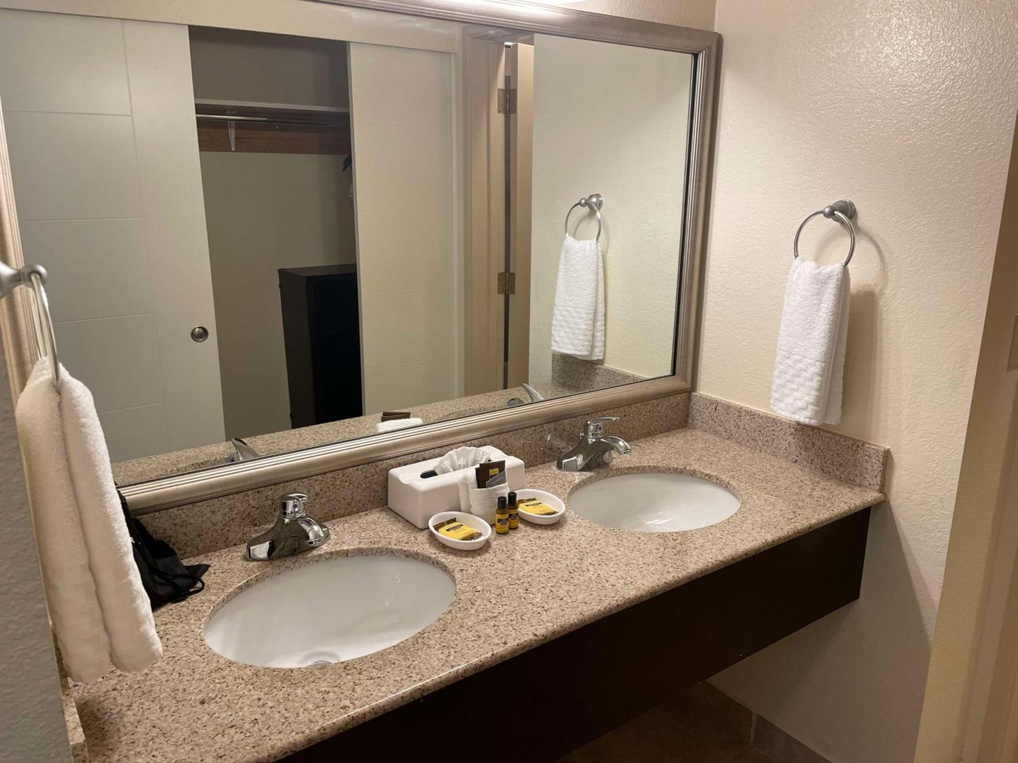 Best Western Plus Edmonds Harbor Inn Ngoại thất bức ảnh